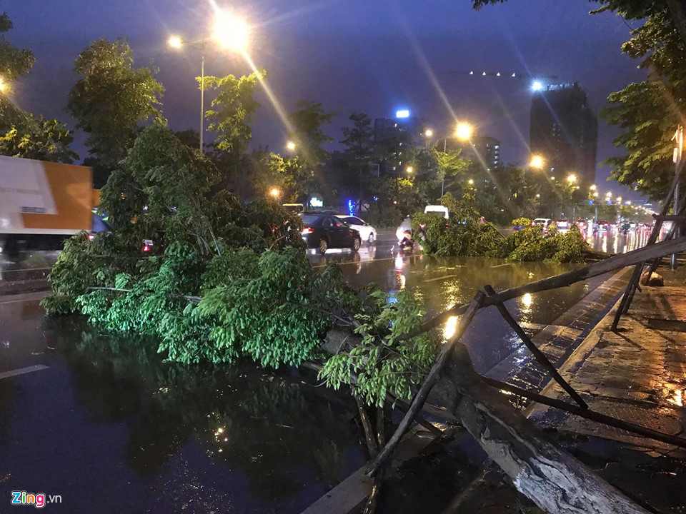 Hà Nội: Mây đen giăng kín kèm gió lốc, thanh niên đang tắm vội chạy lên bờ